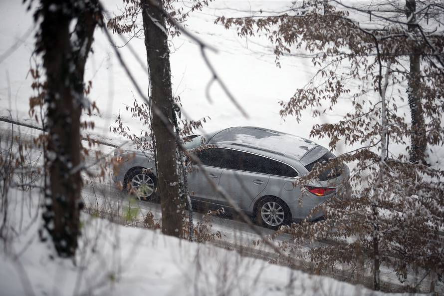HGSS nepokretnom muškarcu kod Gračaca donio hranu i drva