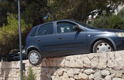 FOTO 'Nemoš tu parkirat'! Auto na pola visio blizu plaže kod Omiša: Malo se zanijela očito...