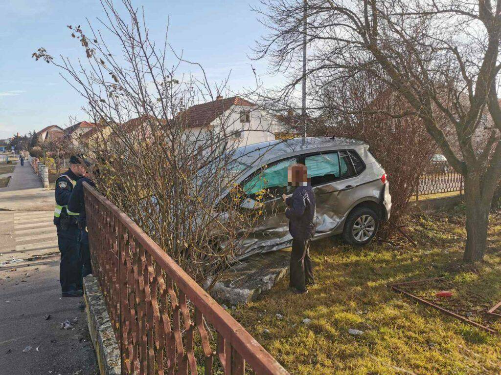 VIDEO Krš i lom u Koprivnici: Jedan auto završio u dvorištu, drugom smrskan prednji kraj