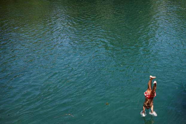 Residents and tourists battle heatwave in Podgorica