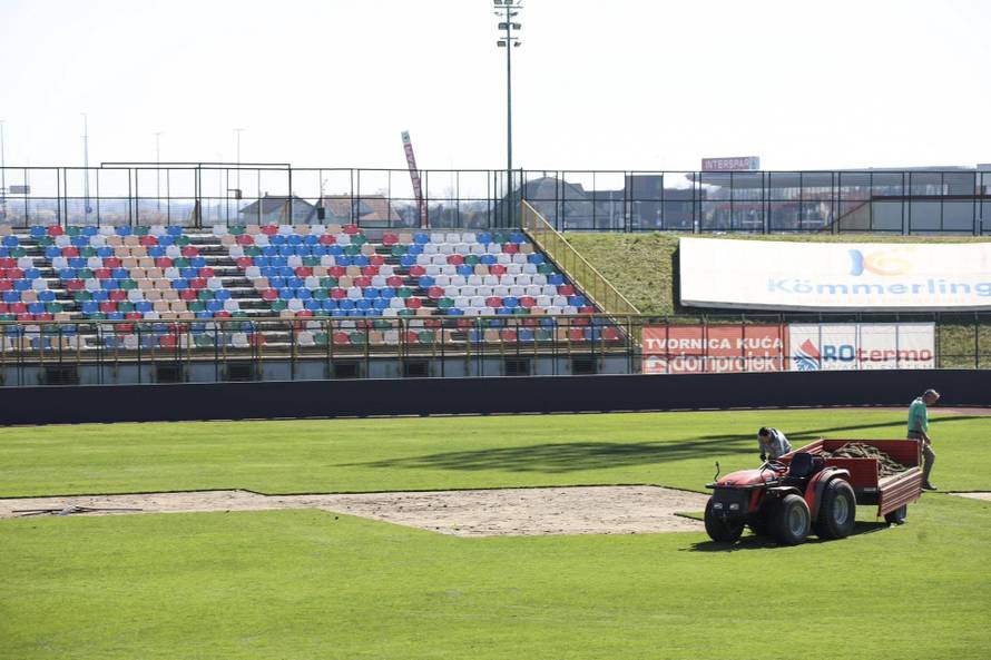 FOTO Gorica pauzu iskoristila za sanaciju travnjaka. Bit će spreman za nastavak sezone