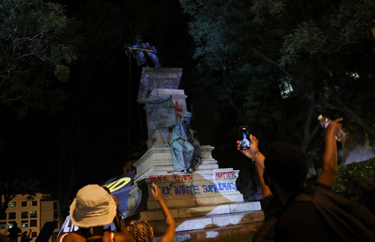 Washington: Prosvjednici srušili spomenik generalu Pikea