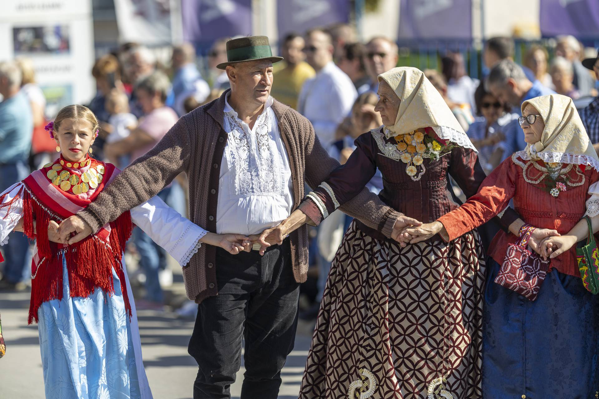 Svečani mimohod sudionika 59. Vinkovačkih jeseni