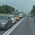 VIDEO Sudarila se dva automobila na Ilici: Odbačeni u parkirane, nastala kolona