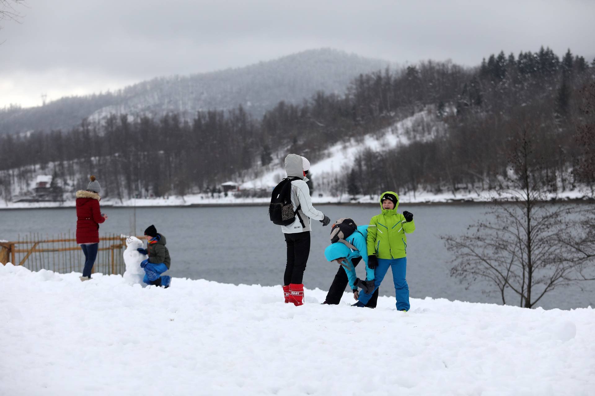 Mnogobrojni izletnici uživali na jezeru Bajer u Gorskom kotaru