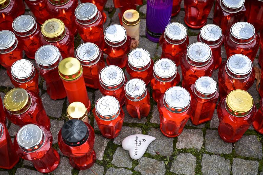 Novo Mesto: Na mjestu ubojstva građani pale lampione i lampaše