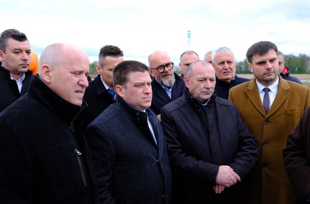 Selsko polje: Ministri Butković, Bačić i Medved obišli radove na autocesti Zagreb - Sisak