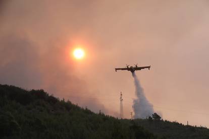 FOTO Teška noć u Tučepima: Umorni vatrogasci leže na cesti, vatra zahvatila kuće, ranč...