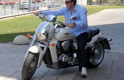 Kerum se vozio Splitom na bijelom motociklu Suzuki