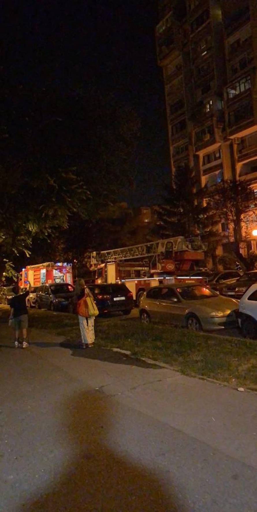 Gorjelo u Travnom, blizu kafića koji je eksplodirao: 'Strašno, jutros bomba, a sada požar'