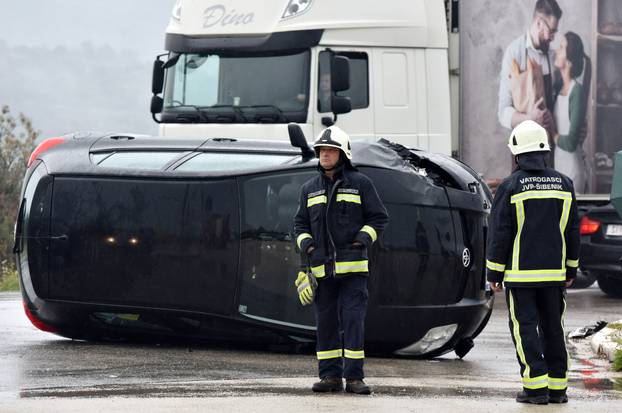 Å ibenik: U prometnoj nesreÄi jedno vozilo zavrÅ¡ilo na boku, intervenirali i vatrogasci