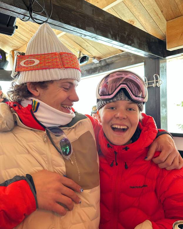 FOTO 'Alpski modni mačak' voli nositi bunde, suknje i lakirati nokte. Sad dominira skijanjem