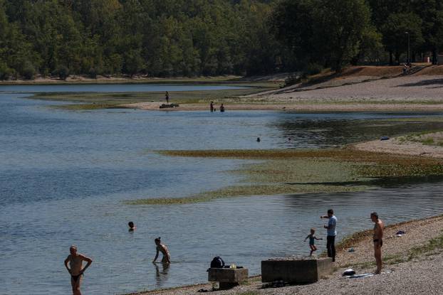 Zagreb: Jarun oborio rekorde, vodostaj pao 250 cm, voda dosegnula 31,1 °C