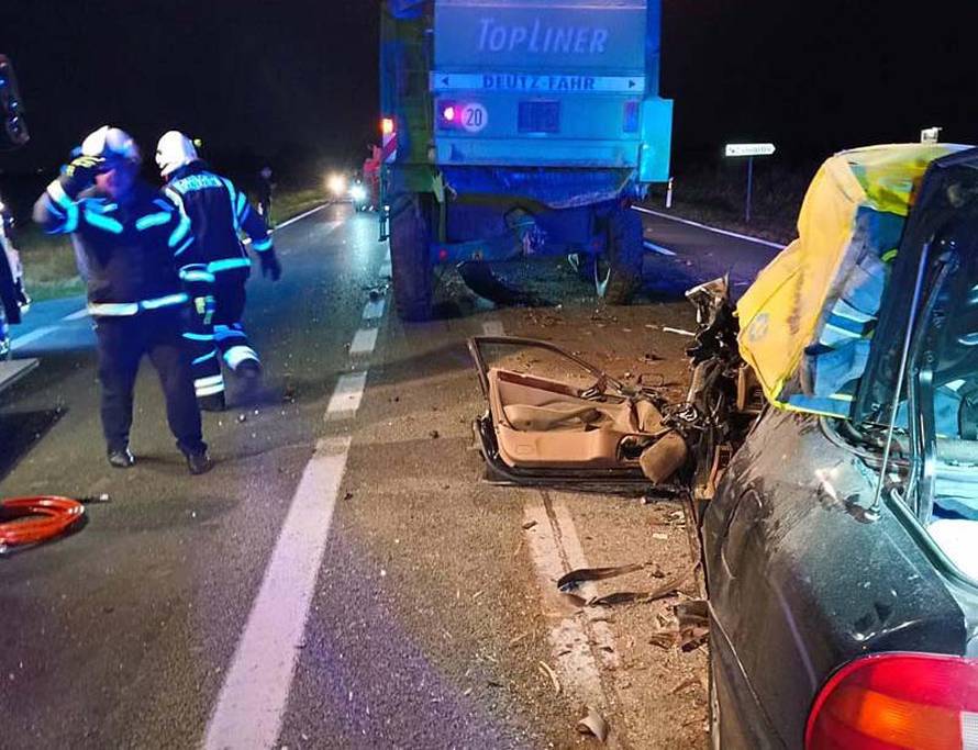 UZNEMIRUJUĆE Umro mladić iz stravične nesreće kod Osijeka: Autom podletio pod kombajn