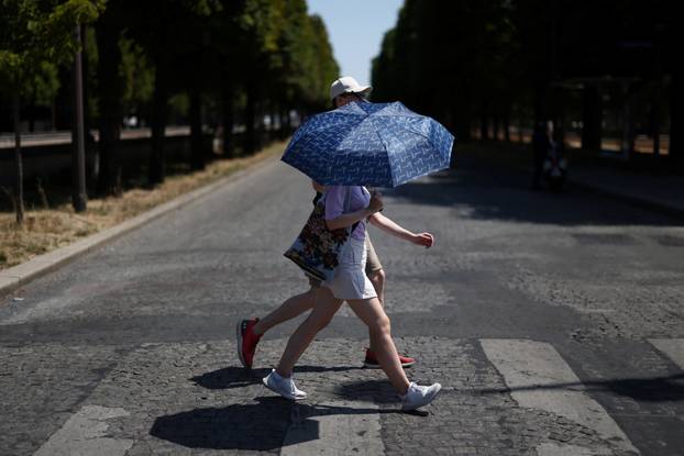 Early heatwave hits France
