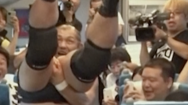 Pogledajte kakav show su napravili profesionalni hrvači u vlaku koji se kreće