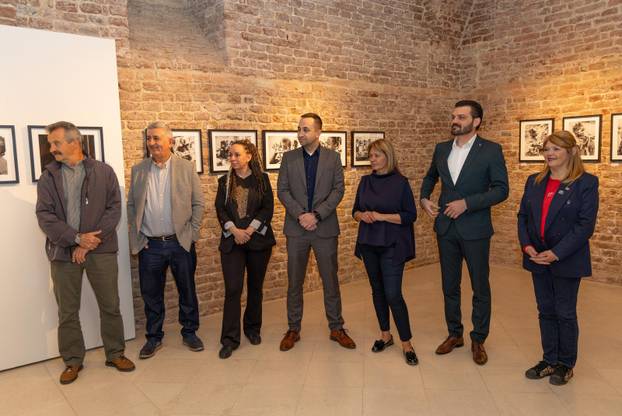 Osijek: Svečano otvorenje izložbe fotografija fotoreporterke Pixsella Emice Elveđi "Srce za Afriku"
