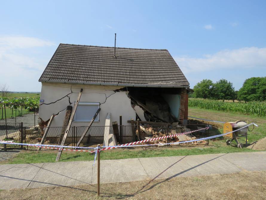 Na radnika u Adžamovcima srušila se kuća: Izvukli ga vatrogasci, lakše je ozlijeđen