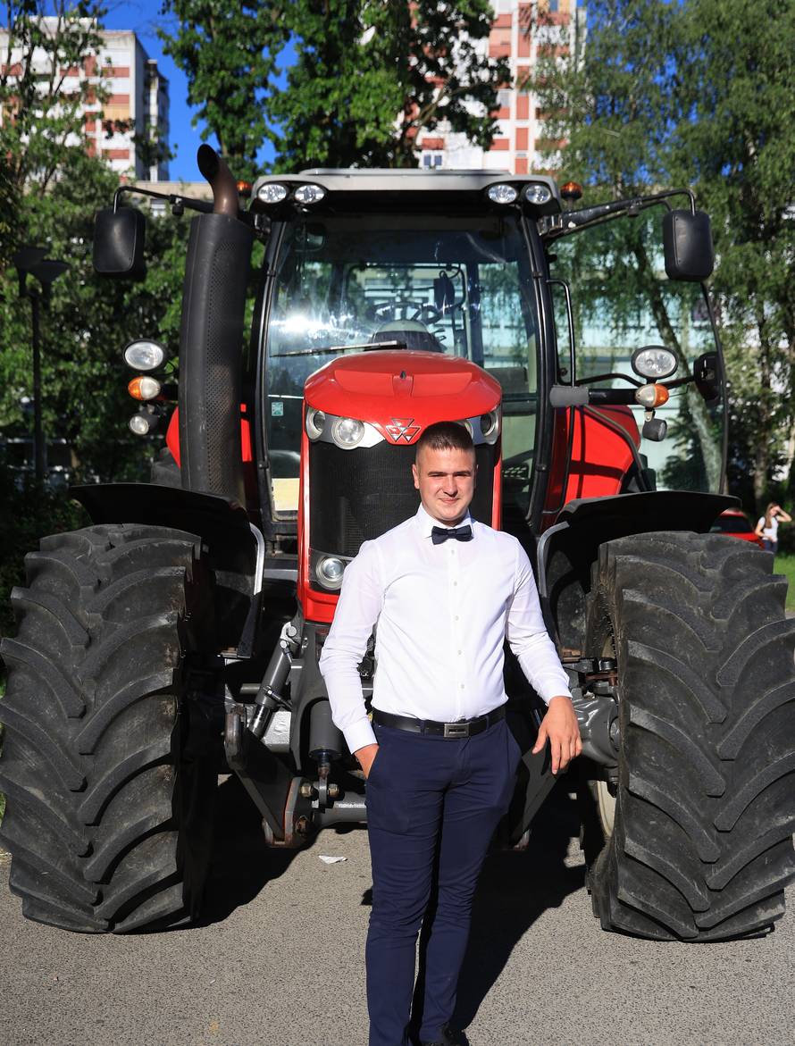 24sata Rugvica: Maturant iz Ježeva, traktorom do Građevinske škole na maturalnu večer