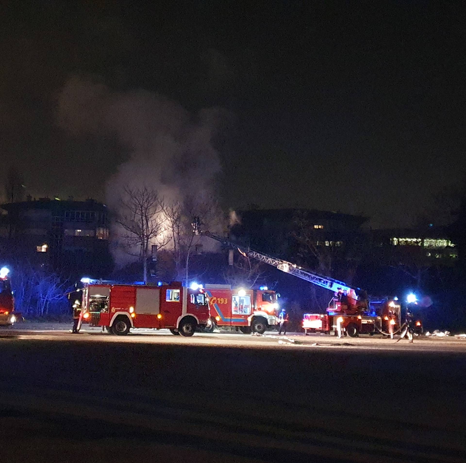 Izbio požar u napuštenoj zgradi pored zagrebačkog FER-a