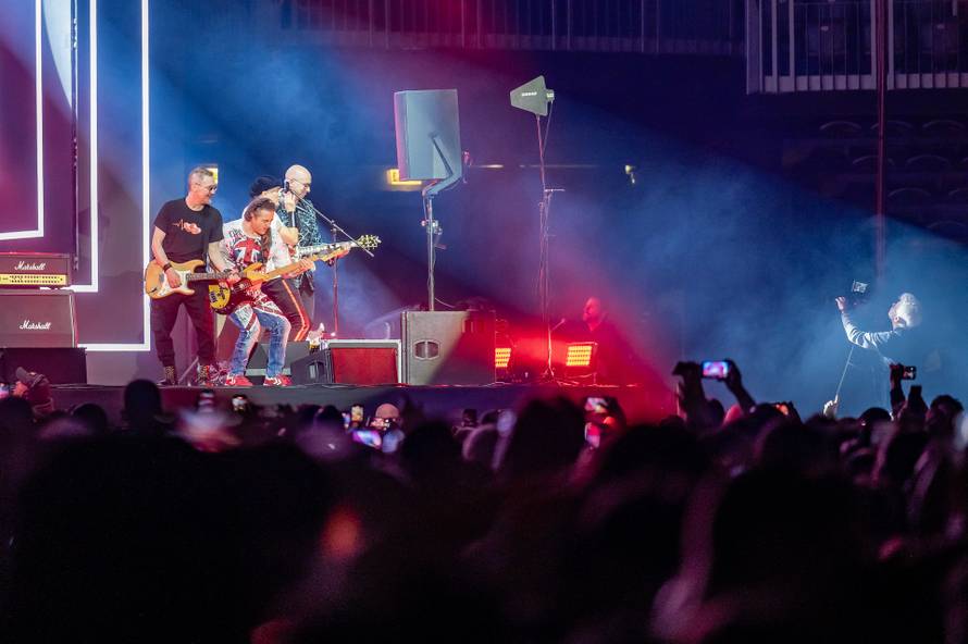 Plavi orkestar u Areni Zagreb je pokazao svu moć glazbe: Mlado i staro pjevalo uglas kao jedno!