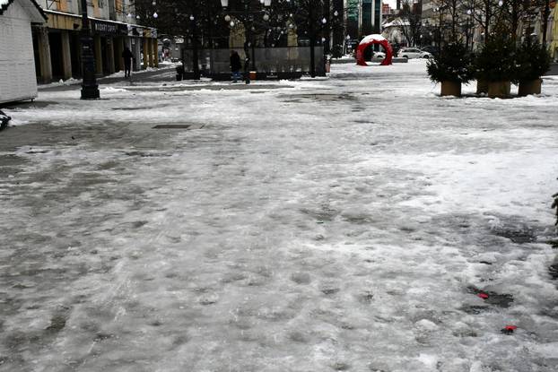 Zaleđene prometnice i javne površine Slavonskog Broda otežavaju kretanje građana