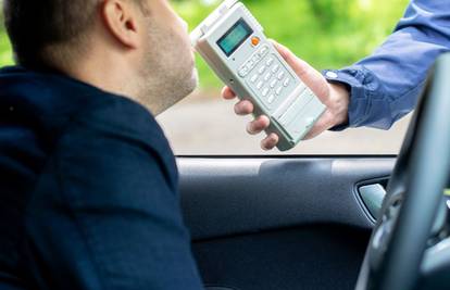 Preko 4 promila ide alkoholna koma. Pogledajte s koliko je vozio tip u Sisku! Sudario se