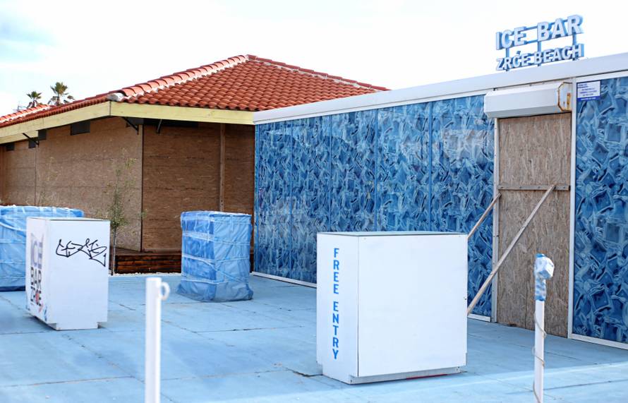 Zrće izgleda k'o površina Marsa s rejvom u pozadini. Rade dva kluba. A menadžeri - konobare