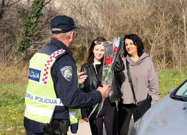 Šibenik: Prometni policajci ženama dijelili ruže u povodu Dana žena