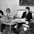 Proro&ccaron;anska fotografija: Godina je 1990. Otac moderne Hrvatske daje intervju, a &Cacute;a&cacute;a sjedi i u&ccaron;i