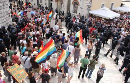 Homofobi pokrenuli stranicu s fotografijama homoseksualaca