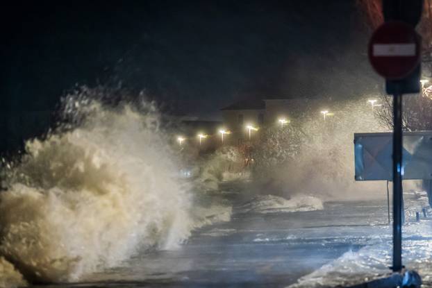 Kaštela: Ciklonalna plima poplavila rivu i okolne ulice