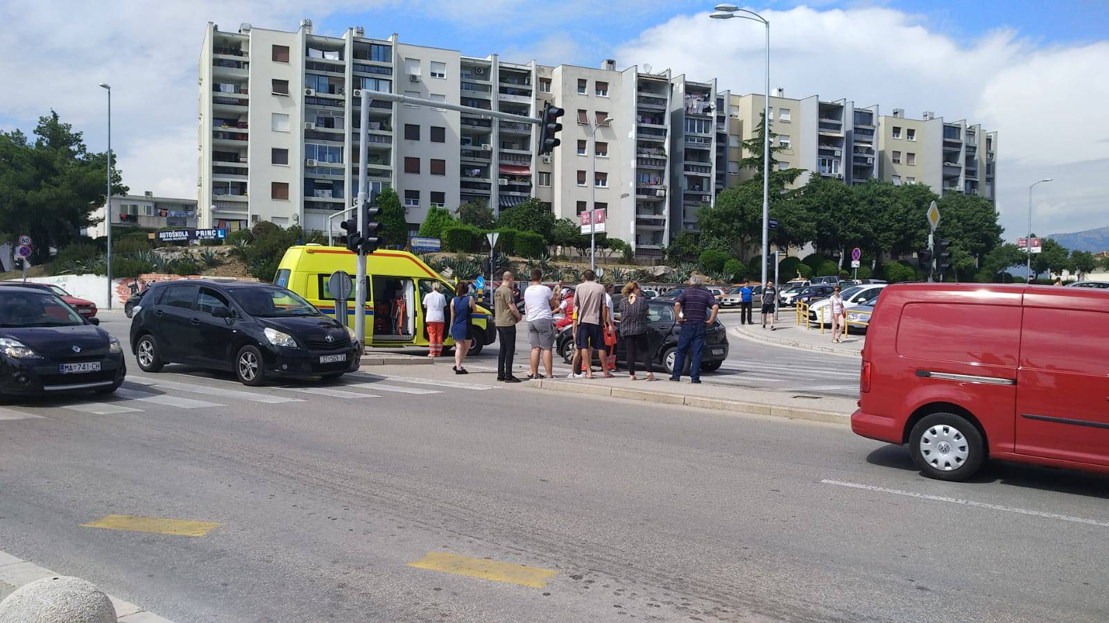 Splićani su dizali prevrnuti automobil da bi spasili ženu