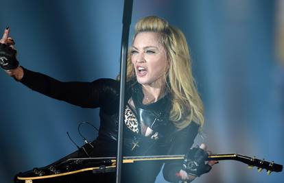 Madonna pokazala grudi, pa stražnjicu i sada srednji prst