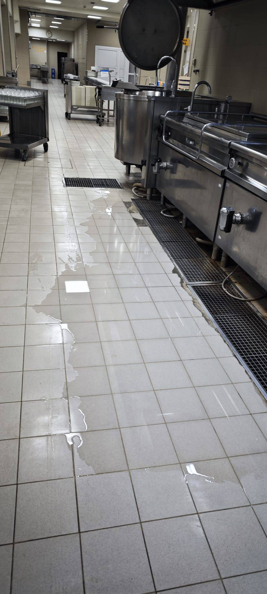 Fotografije kuhinje iz KBC -a Split: Zahrđale ručke, potrgani ormari, voda je po podu...