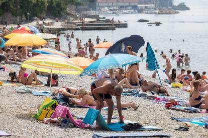 Rijeka: Osvježenje od visokih temperatura ljudi su potražili na plaži