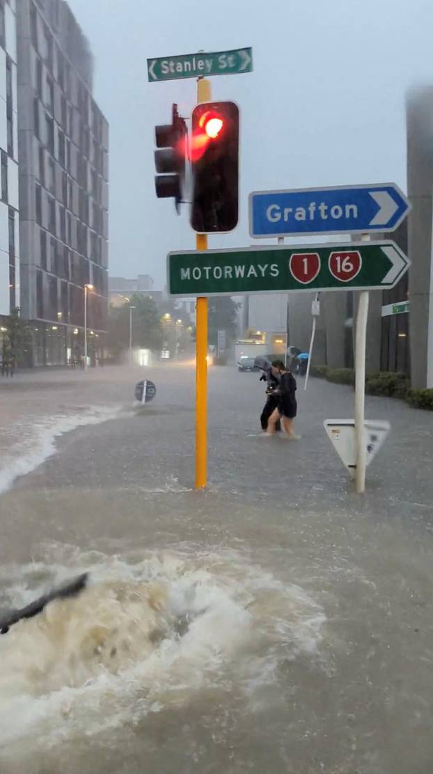 Heavy rains cause flooding in Auckland
