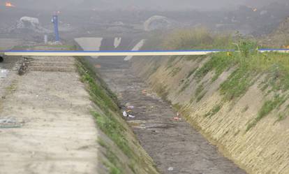 FOTO Požar u Osijeku spalio je tone plastike, vatrogasci su se cijelu noć borili s vatrom