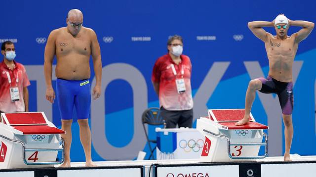 Svi plivači utegnuti, ali on ide po svome: Pokazao 'dad body'