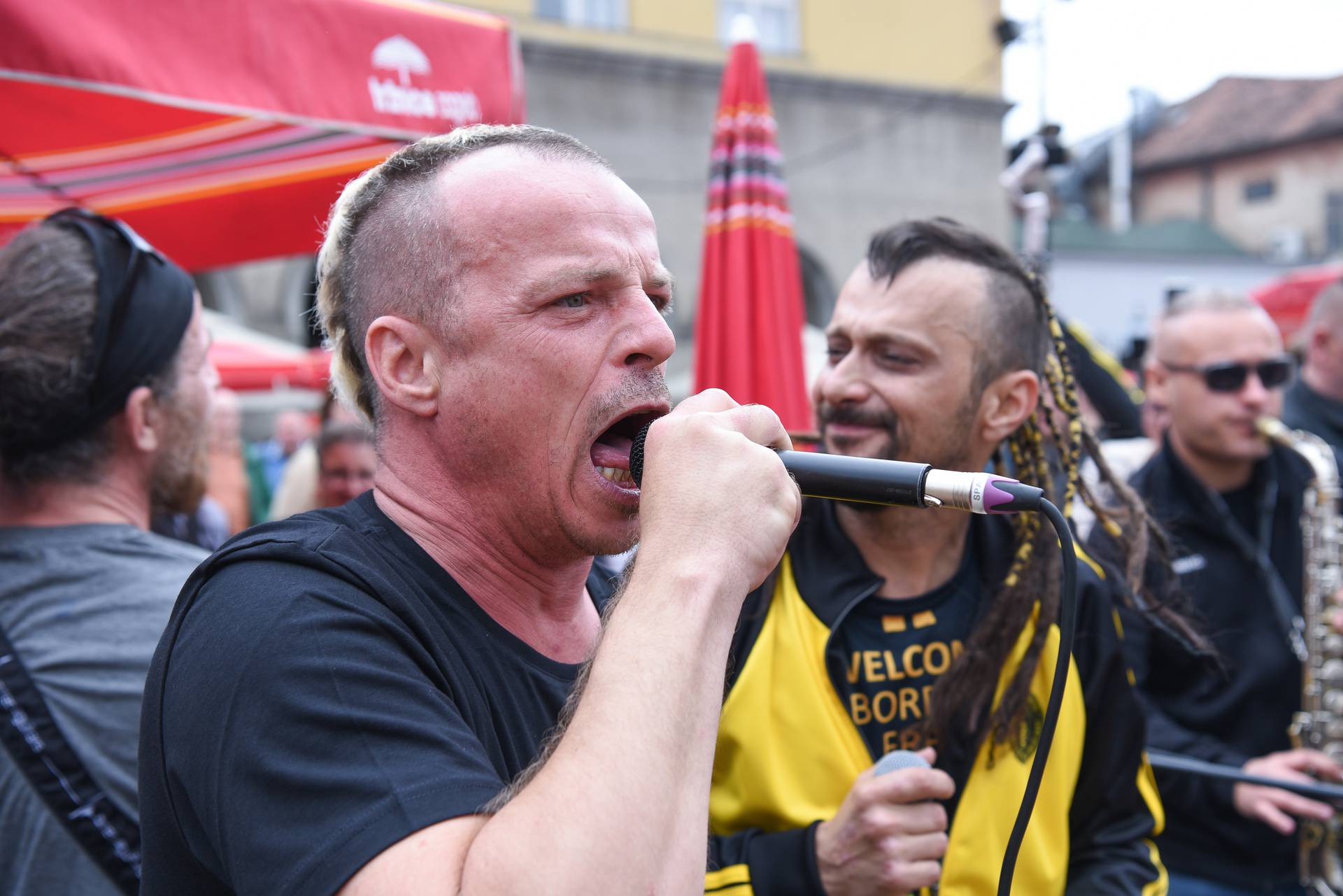 Zagreb: Dubioza kolektiv održali mini koncert na tržnici Dolac
