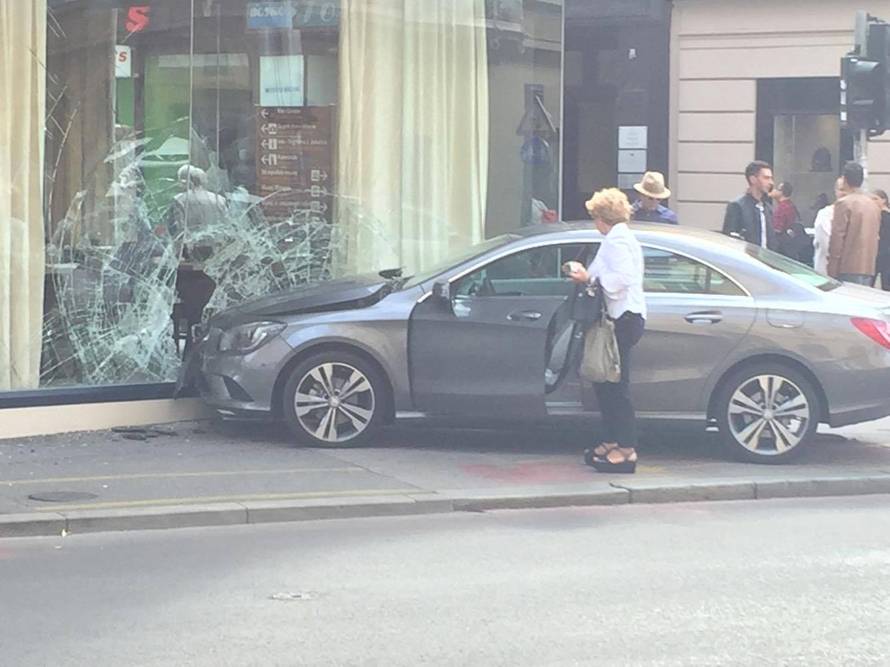 Autom u izlog: 'Pokosila bi me da sam krenula sekundu ranije'