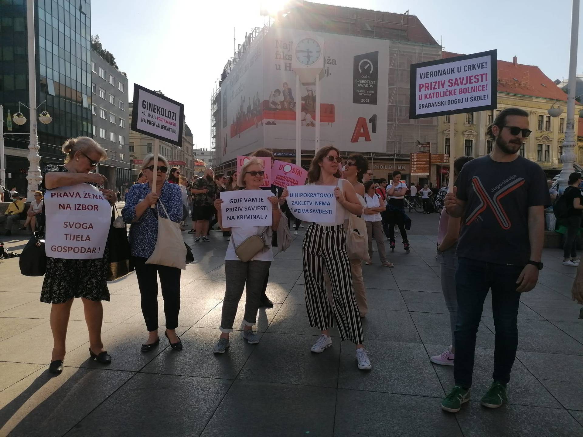 Gotov prosvjed: Građani diljem Hrvatske pružili podršku Mireli