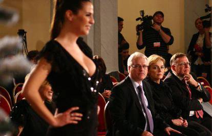 Ivo Josipović nije skidao pogled s lijepe manekenke