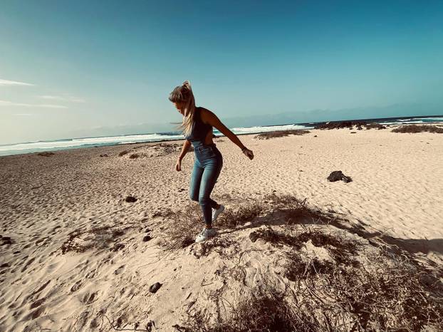 FOTO Paklena je za volanom, a tek kad skine gaćice i grudnjak