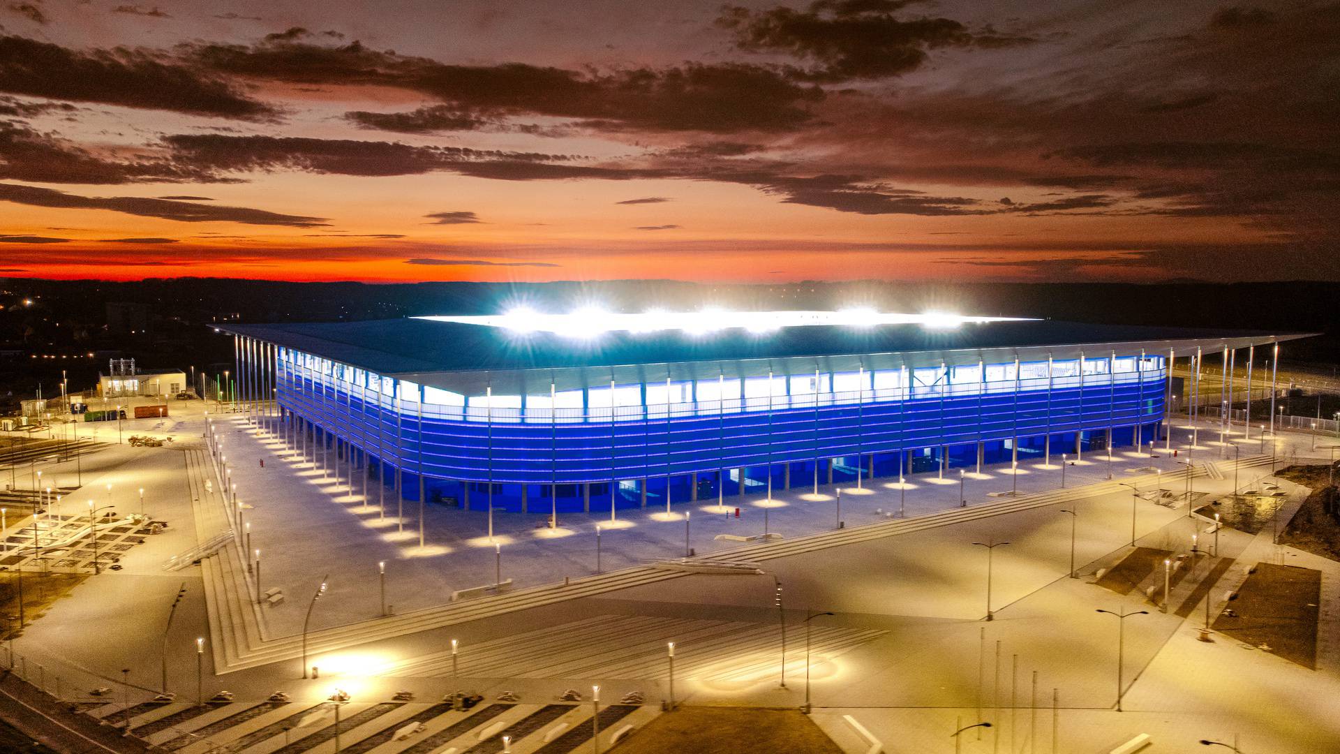 Pogled iz zraka na osvijetljeni novi stadion NK Osijeka