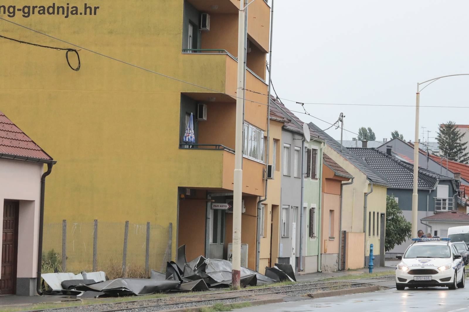 Osijek: Jako nevrijeme otkinulo limeni krov sa zgrade