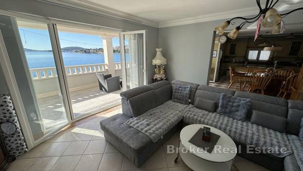 FOTO Iz kuće u more! Ova vila prvi red do mora ima konobu i vinoteku, a evo koliko košta