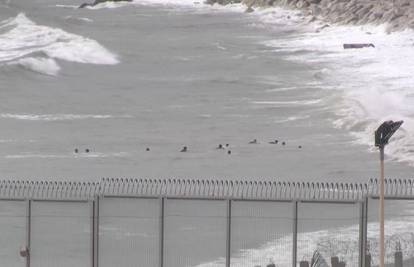 Nevjerojatan bijeg iz države: 54 djece i 30 odraslih preplivalo iz Maroka u Španjolsku po magli