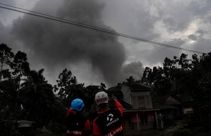 Loše vrijeme znatno otežava potragu za nestalima nakon erupcije vulkana u Indoneziji