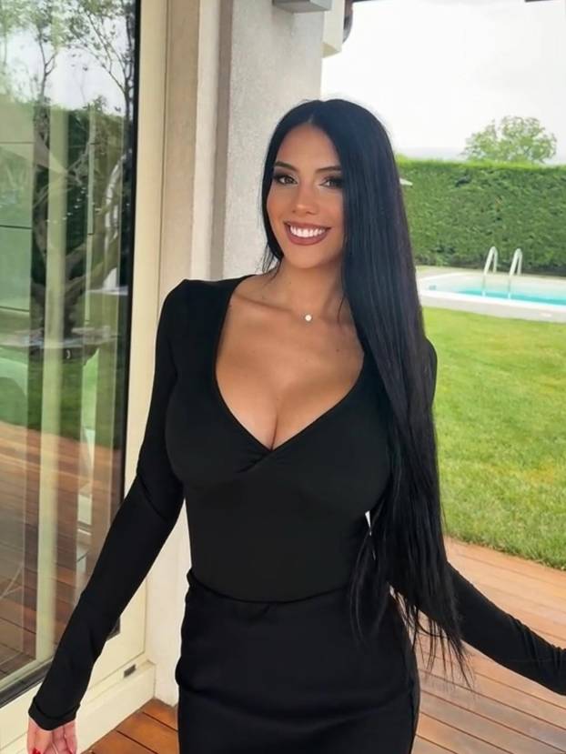 FOTO Bujna stjuardesa zavela zvijezdu Juvea. Žena je saznala